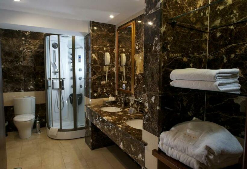 جناح, Adams Beach Hotel & Spa