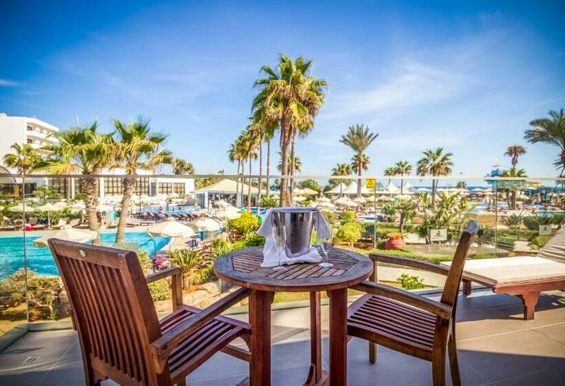 جناح, Adams Beach Hotel & Spa