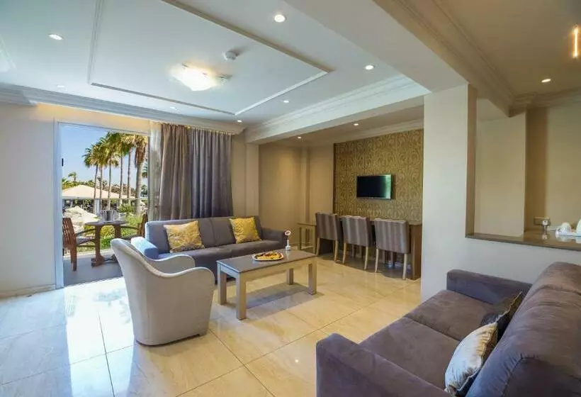سوییت, Adams Beach Hotel & Spa