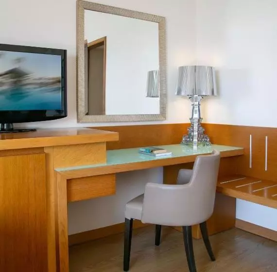 اتاق لوکس با چشم‌انداز دریا, Atlantica Miramare Beach