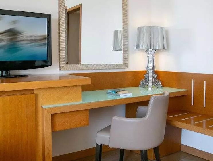 اتاق لوکس با چشم‌انداز دریا, Atlantica Miramare Beach