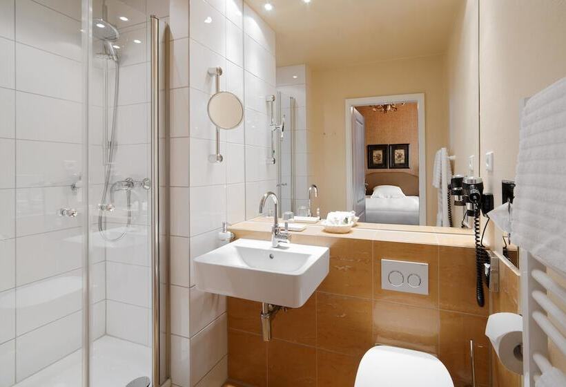 标准单人间, City House