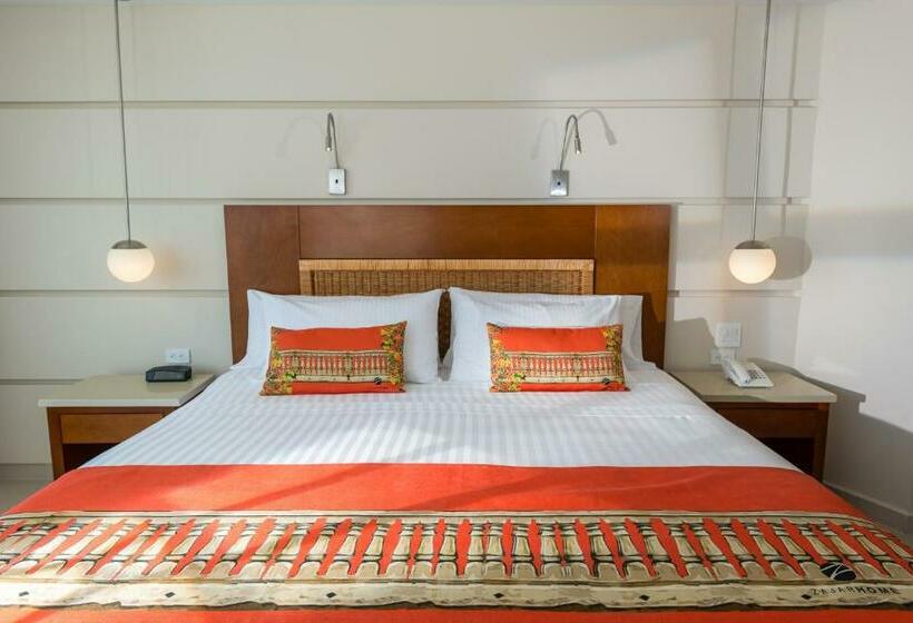 수피리어 룸, Dann Cartagena