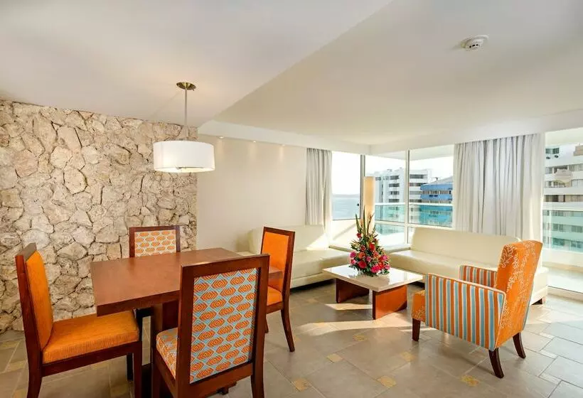 シティビュージュニアスイート, Dann Cartagena
