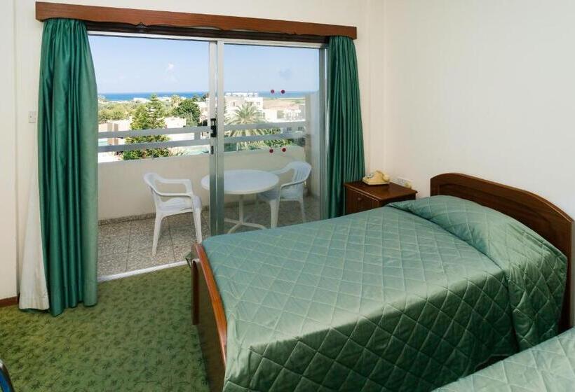 חדר סטנדרט לשלושה, Marion