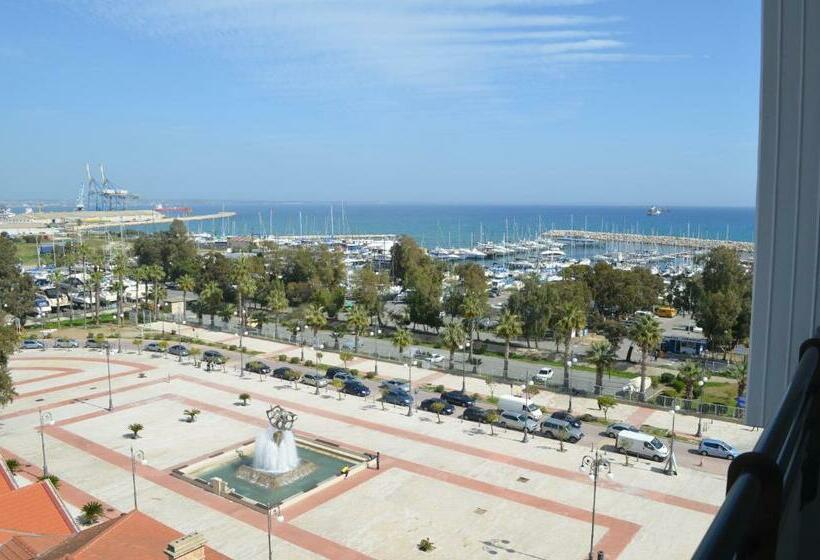 اتاق اساندارد با چشم‌انداز جانبی به دریا, Sun Hall