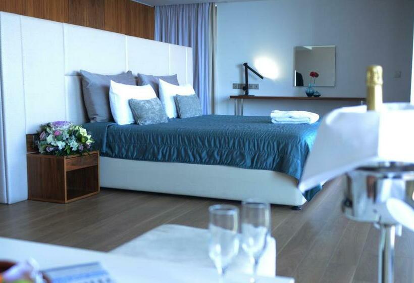 سوییت با چشم‌انداز دریا, Sun Hall