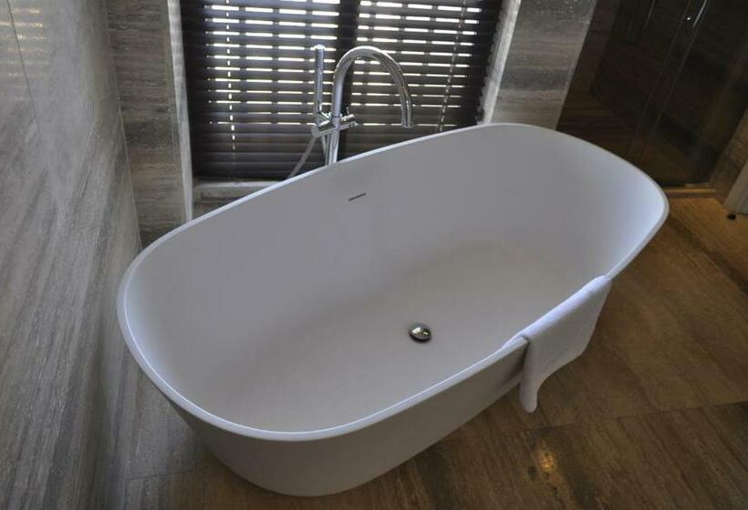 سوییت با چشم‌انداز دریا, Sun Hall