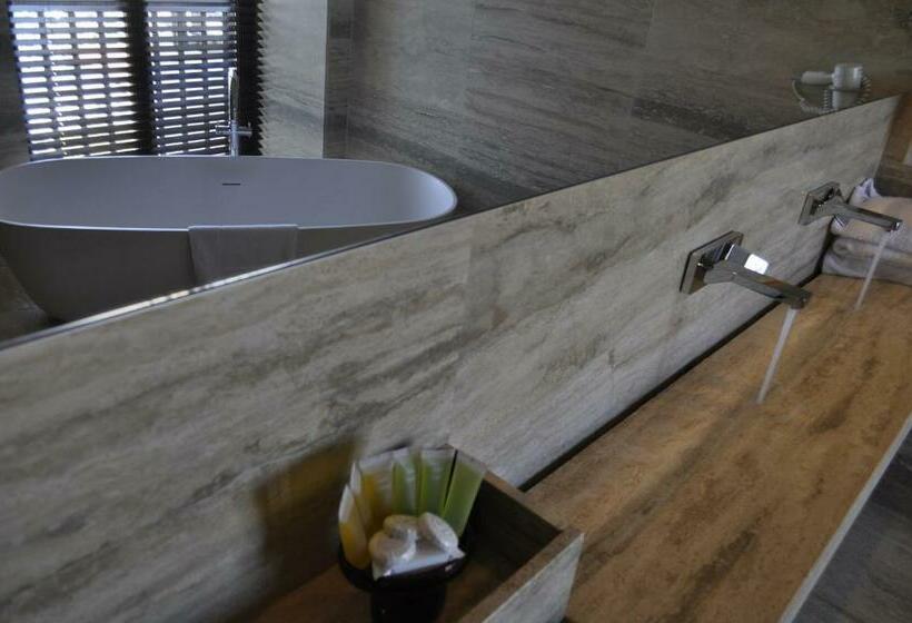 سوییت با چشم‌انداز دریا, Sun Hall