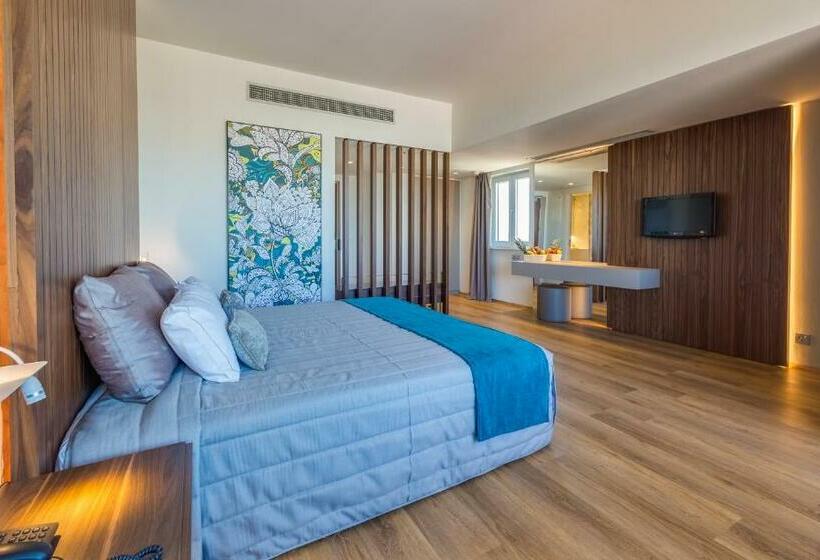 اتاق سوپریور با چشم‌انداز دریا, Sun Hall