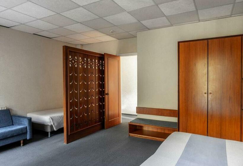 패밀리 룸, Forest Park