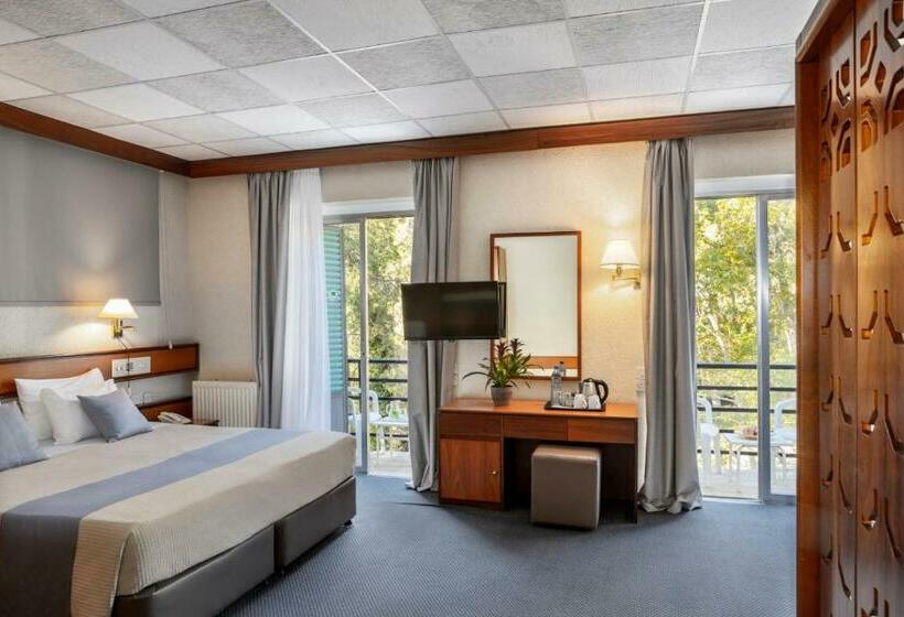 패밀리 룸, Forest Park