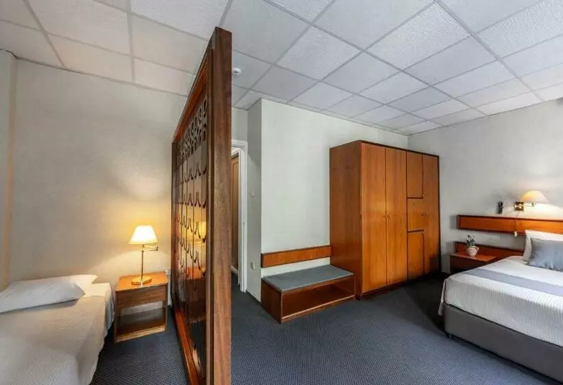 Chambre Familiale, Forest Park