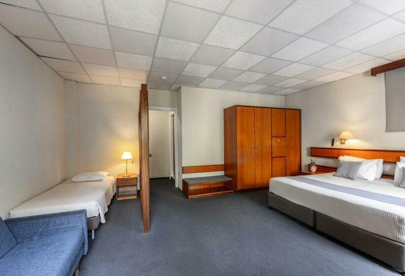 패밀리 룸, Forest Park