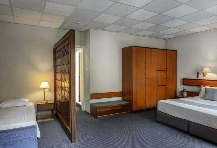 패밀리 룸, Forest Park