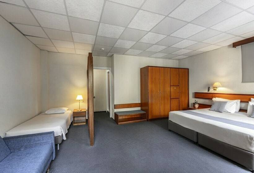 패밀리 룸, Forest Park