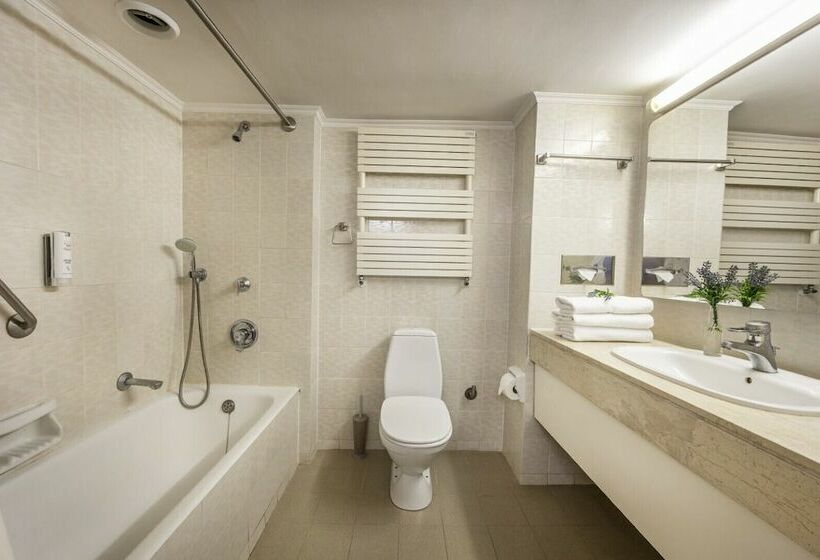 수피리어 룸, Forest Park