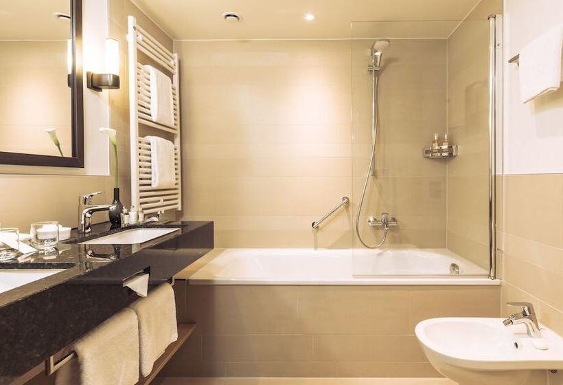 جناح جونيور, Althoff Hotel Fürstenhof