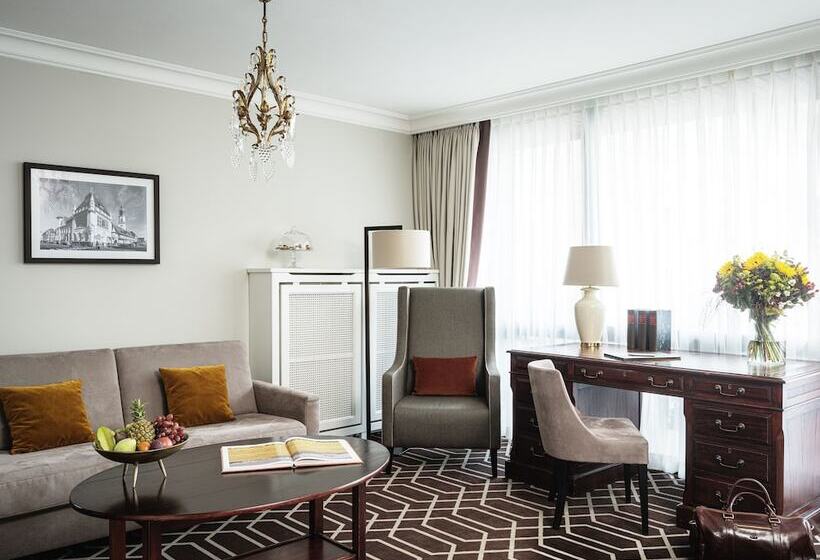 جناح جونيور, Althoff Hotel Fürstenhof