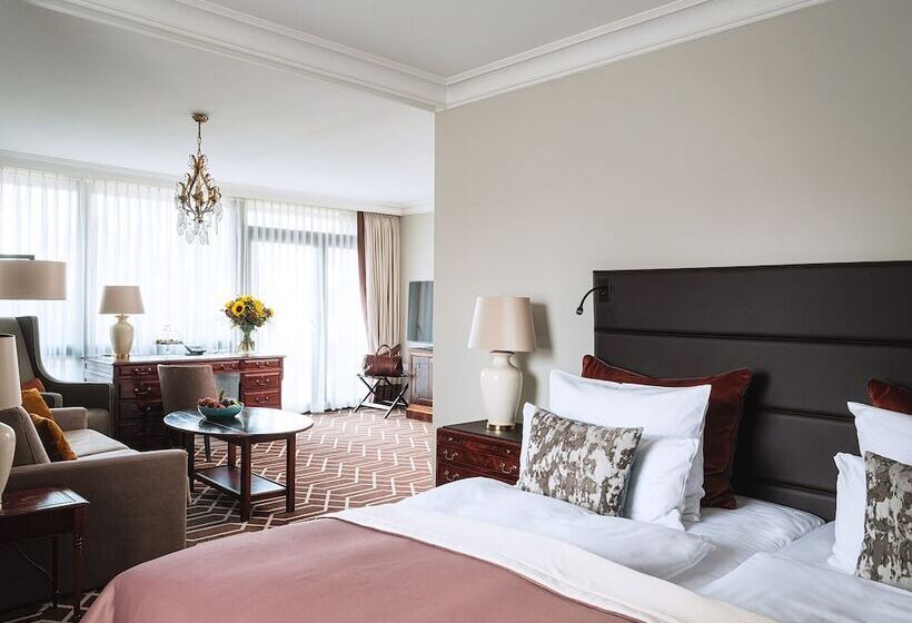 جناح جونيور, Althoff Hotel Fürstenhof