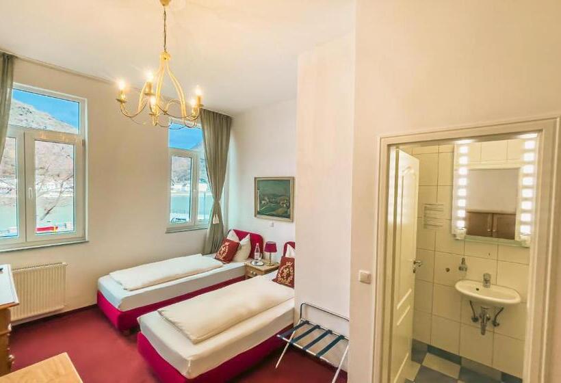 标准单人间, Zum Goldenen Löwen