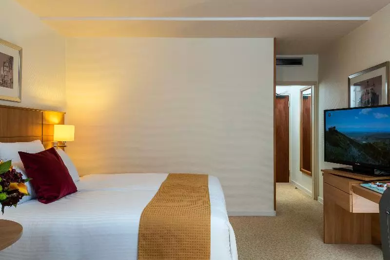 Executive Neljän Hengen Huone, Leonardo Royal Hotel Frankfurt