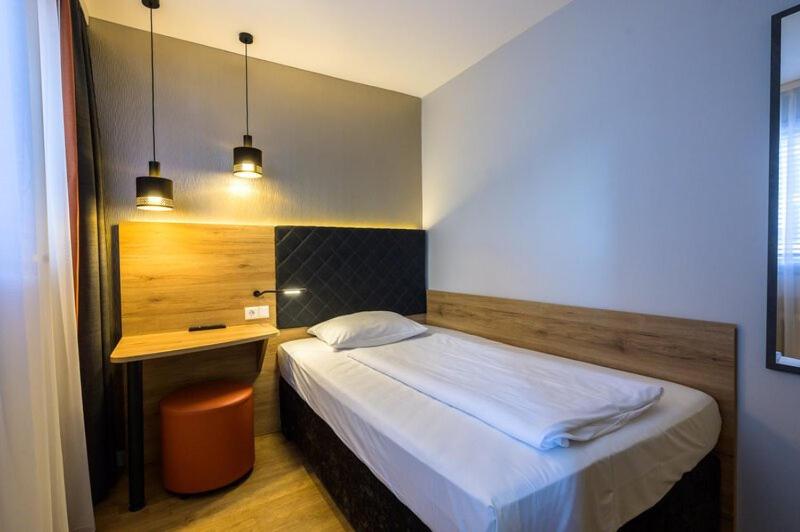 Standard Yhden Hengen Huone, Plaza Inn Rieker Stuttgart Hauptbahnhof