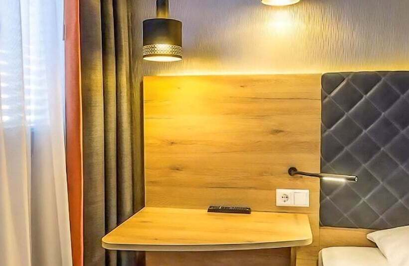 Standard Yhden Hengen Huone, Plaza Inn Rieker Stuttgart Hauptbahnhof