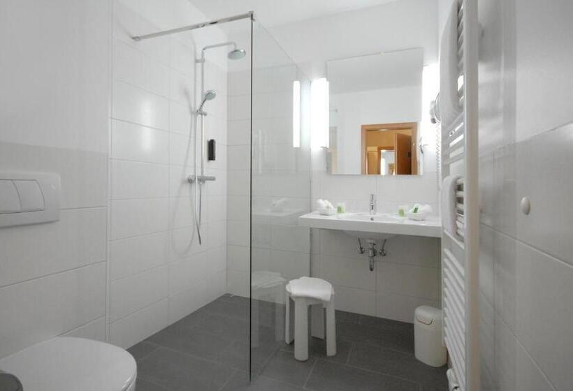 带大床的高级房间, Parkhotel Bad Homburg