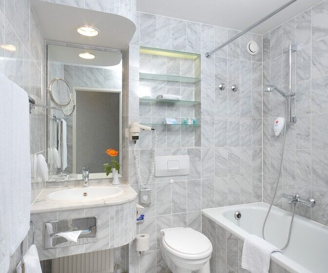 جناح جونيور, Relexa Waldhotel Schatten Stuttgart