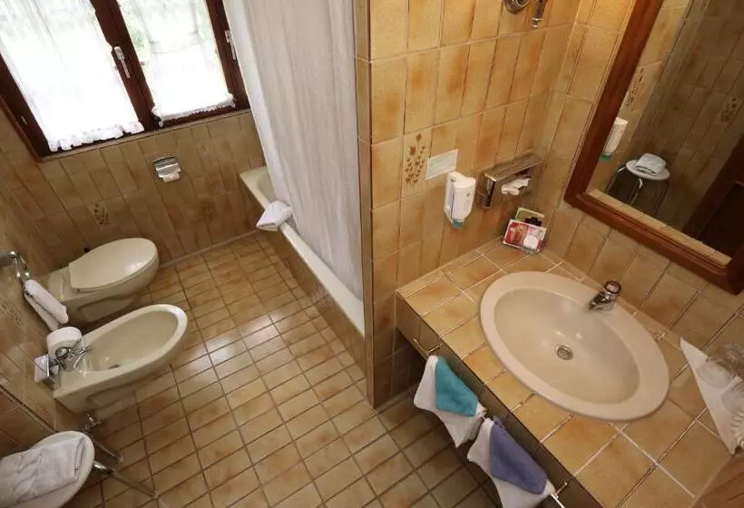 Standard Triple Room, Schwarzwaldhotel Stollen