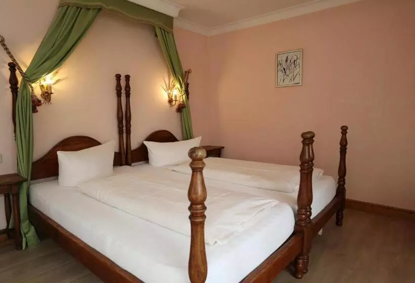 Standard Triple Room, Schwarzwaldhotel Stollen