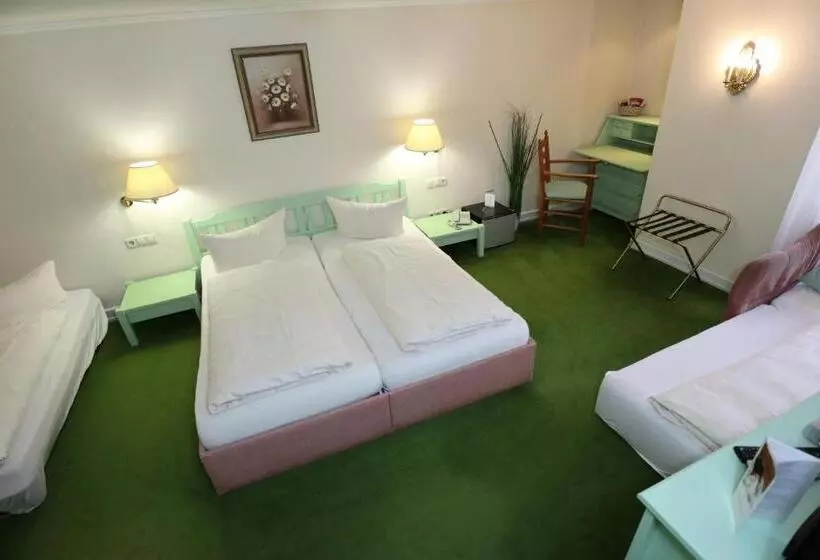 Standard Quadruple Room, Schwarzwaldhotel Stollen