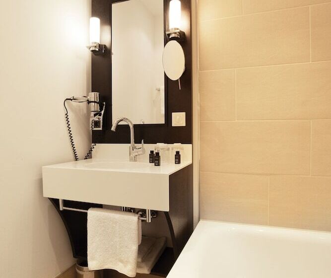 غرفة قياسية ثلاثية, Villa Florentina