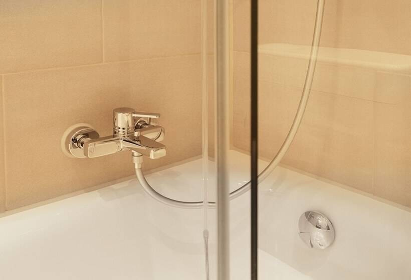 غرفة قياسية ثلاثية, Villa Florentina