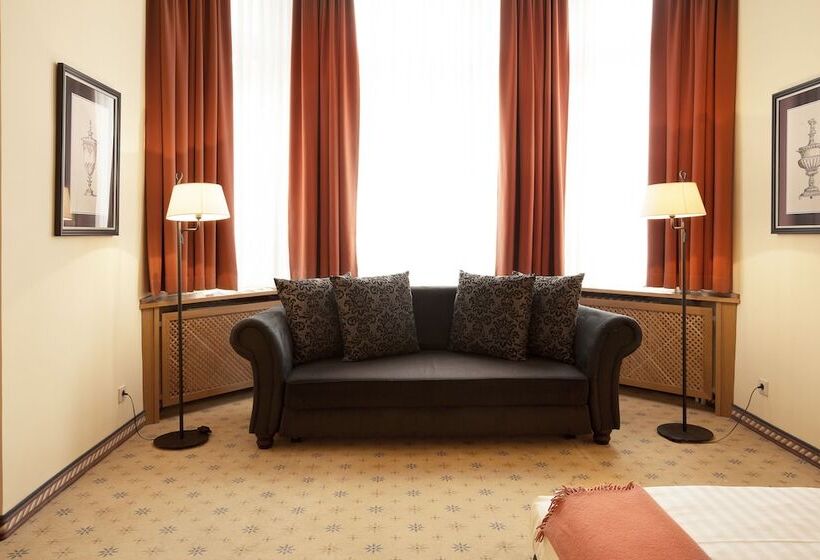 غرفة قياسية ثلاثية, Villa Florentina