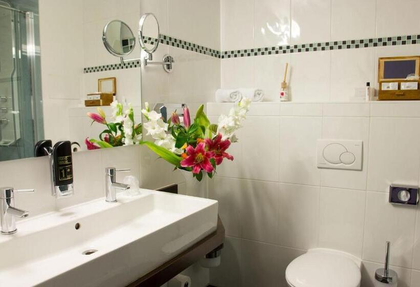 جناح ملكى, Bayerischer Hof