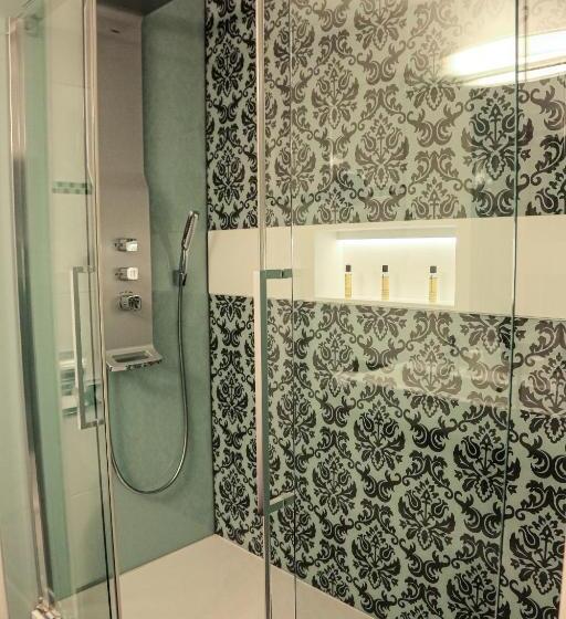 جناح ملكى, Bayerischer Hof