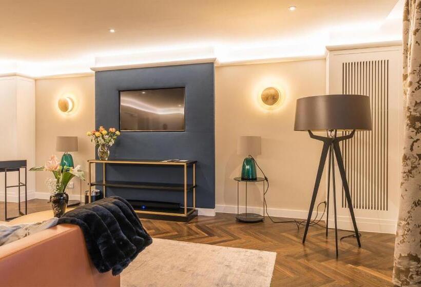 جناح ملكى, Bayerischer Hof