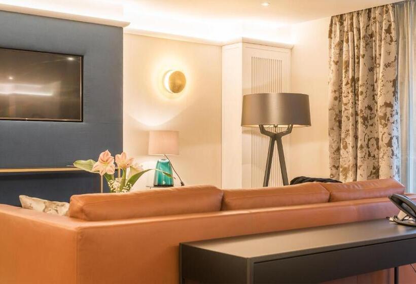 جناح ملكى, Bayerischer Hof