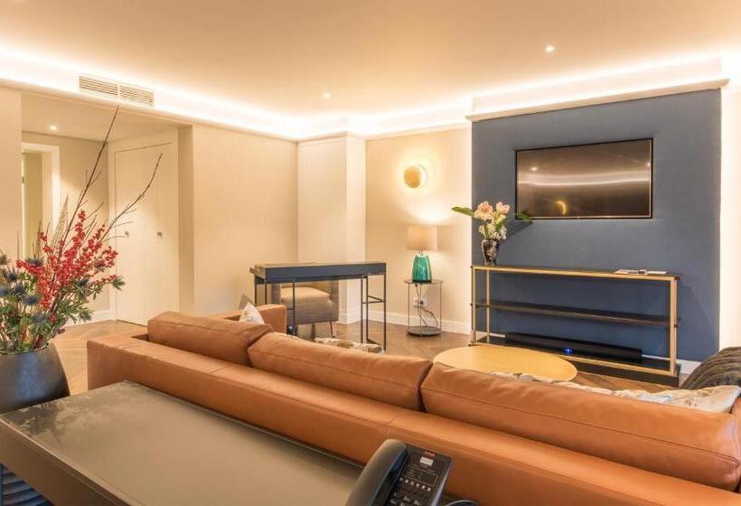 جناح ملكى, Bayerischer Hof