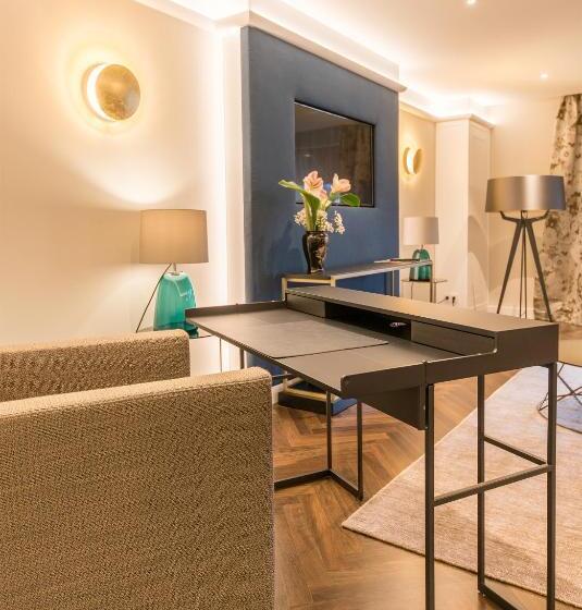 جناح ملكى, Bayerischer Hof