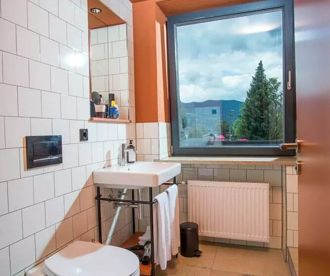 Standard Yhden Hengen Huone, Bussi Baby