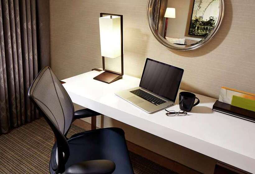 带大床的豪华间, Hilton Munich Park