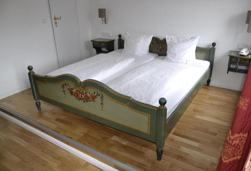 Comfort room with balcony, Terofal