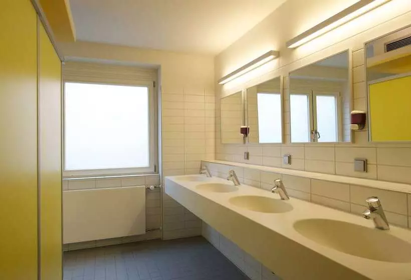 اتاق استاندارد سه تخته با سرویس بهداشتی مشترک, The 4you Hostel & Hotel Munich