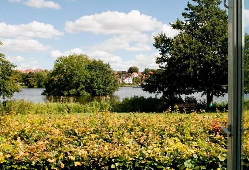 اتاق استاندارد با چشم‌انداز دریاچه, Golf Hotel Viborg