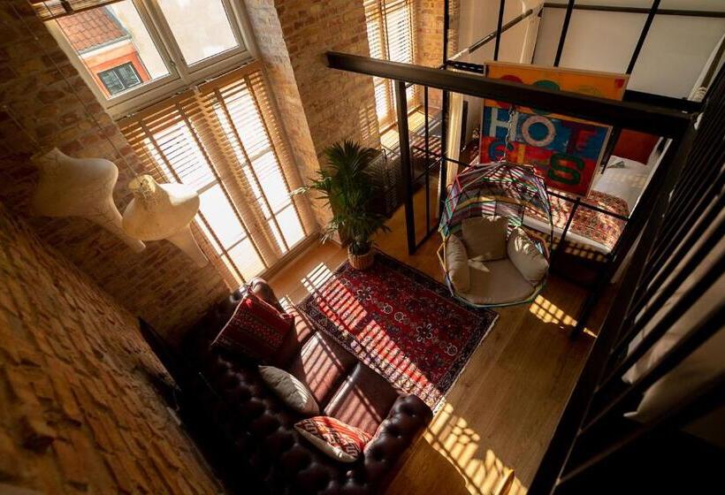 Семейный Номер, Babette Guldsmeden