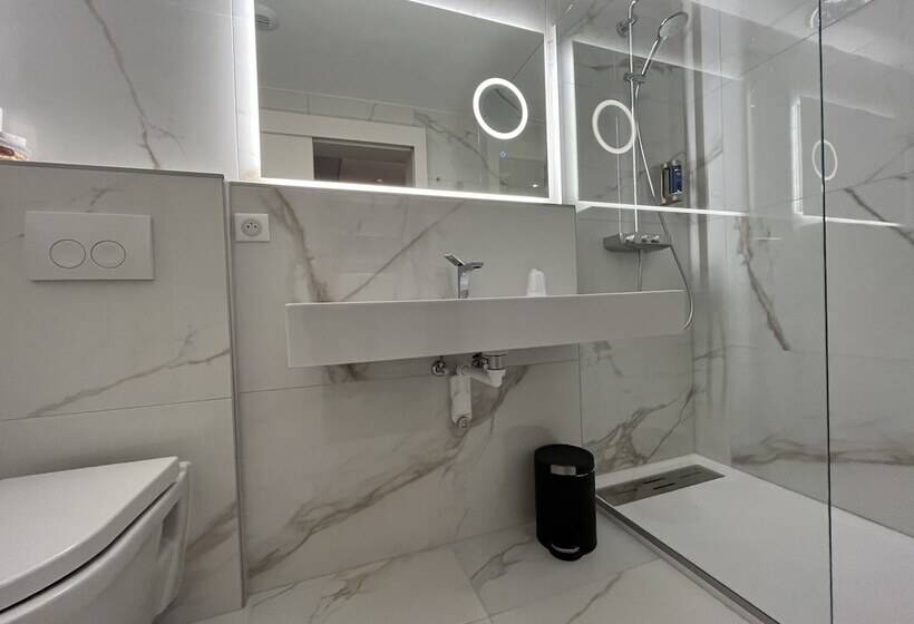 Номер Стандарт Трехместный, Brit Hotel, Spa & Restaurant   Colmar Est