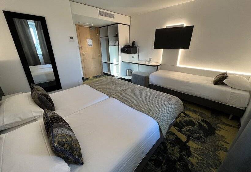 Номер Стандарт Трехместный, Brit Hotel, Spa & Restaurant   Colmar Est